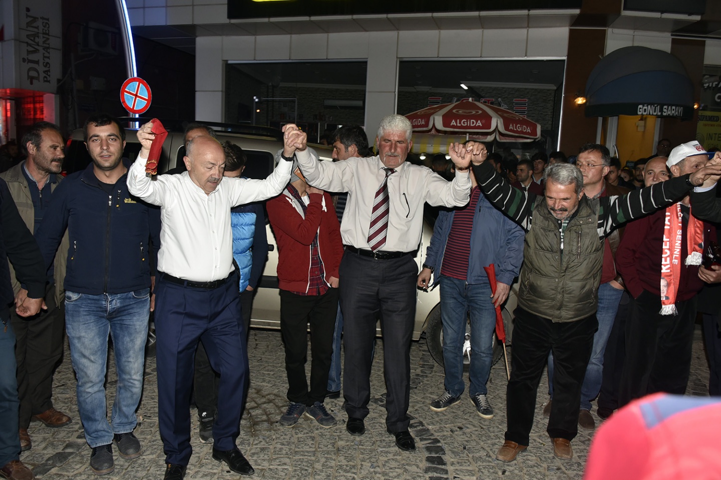 Gümüşhane’de ‘Başkan Erdoğan’ sloganlarıyla kutlama yapıldı 5