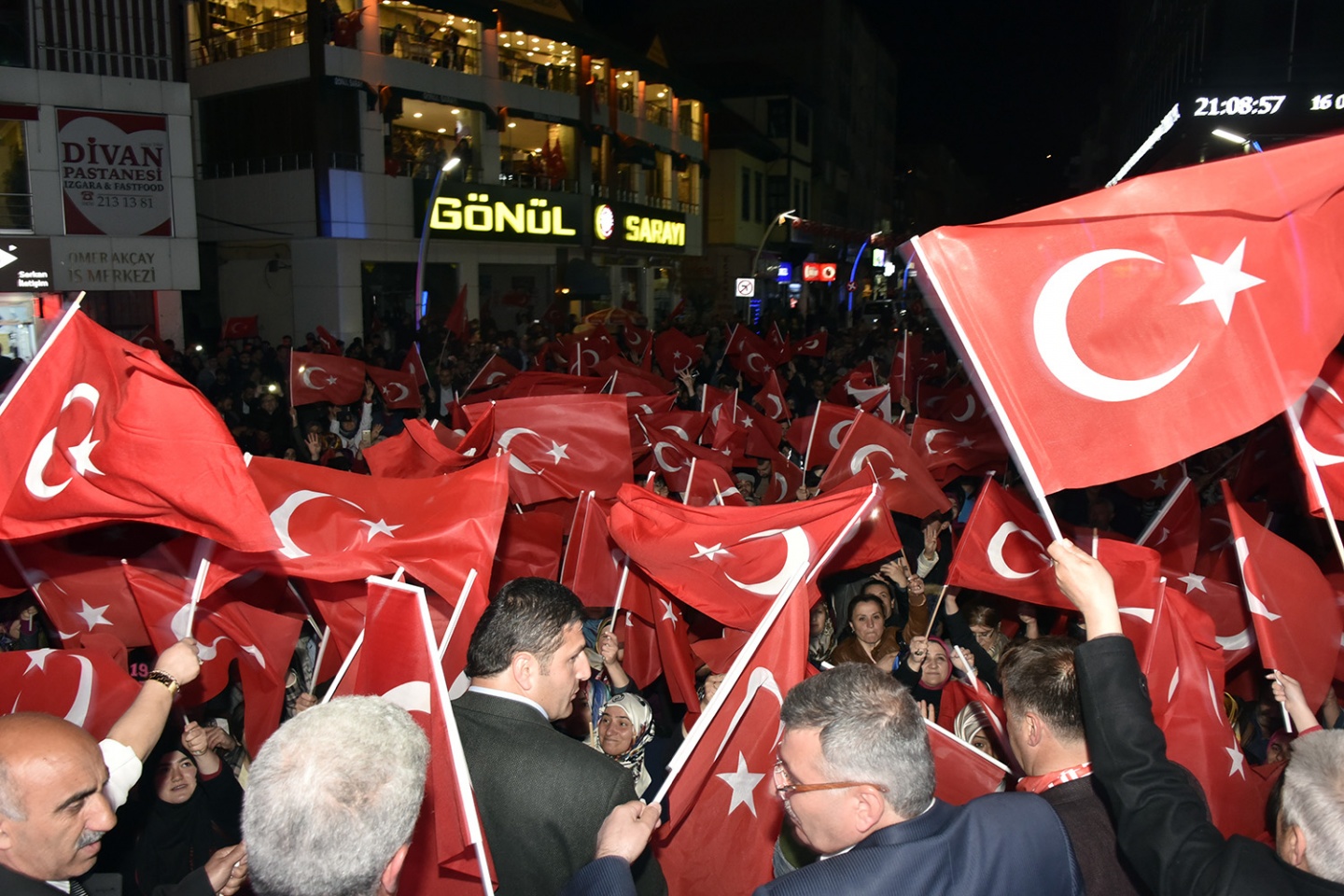 Gümüşhane’de ‘Başkan Erdoğan’ sloganlarıyla kutlama yapıldı 11