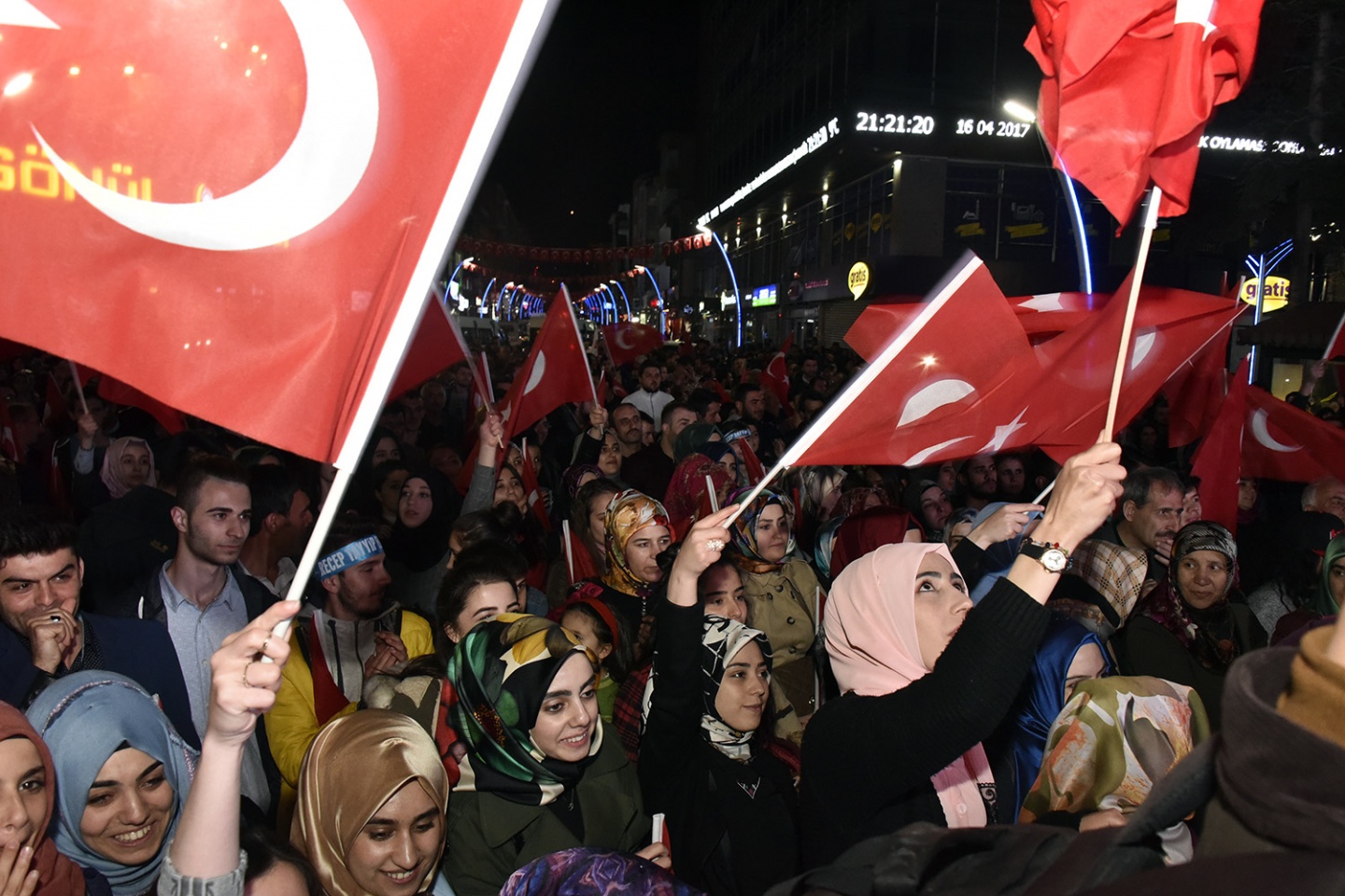 Gümüşhane’de ‘Başkan Erdoğan’ sloganlarıyla kutlama yapıldı 24