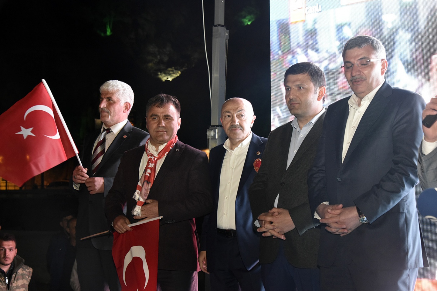 Gümüşhane’de ‘Başkan Erdoğan’ sloganlarıyla kutlama yapıldı 21