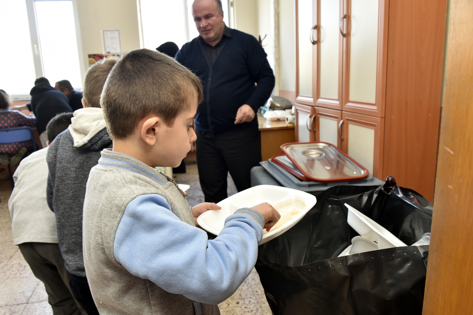 Bu köy okulunda artan yemekler sokak hayvanlarının 13