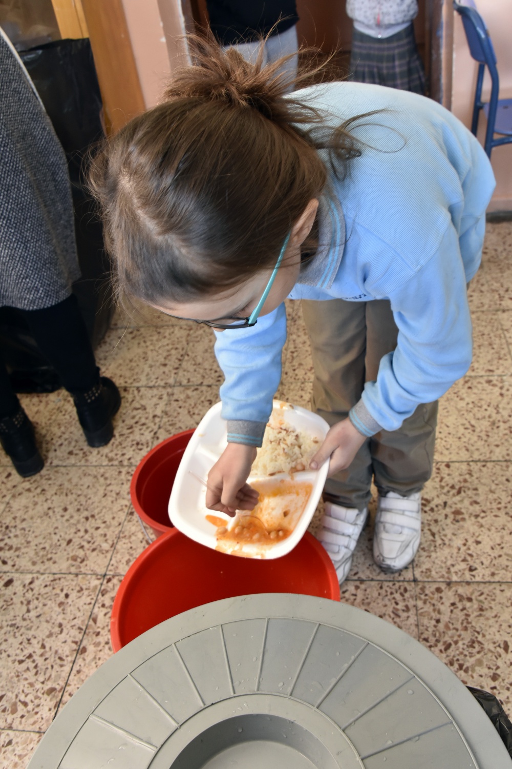 Bu köy okulunda artan yemekler sokak hayvanlarının 8
