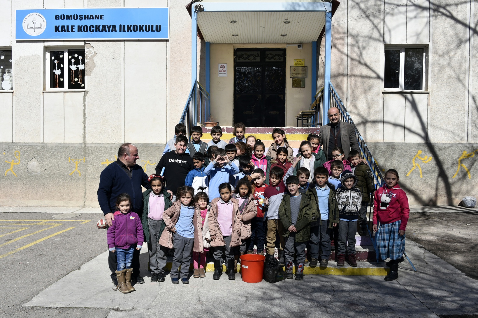 Bu köy okulunda artan yemekler sokak hayvanlarının 6