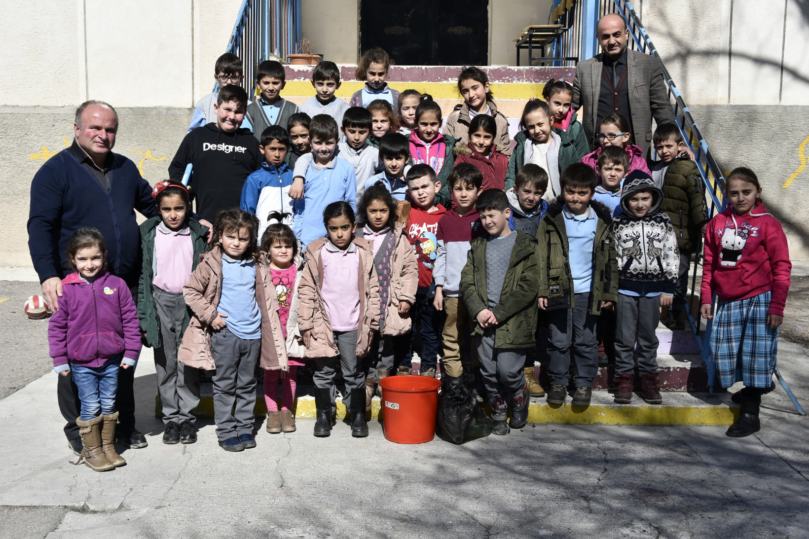 Bu köy okulunda artan yemekler sokak hayvanlarının 17