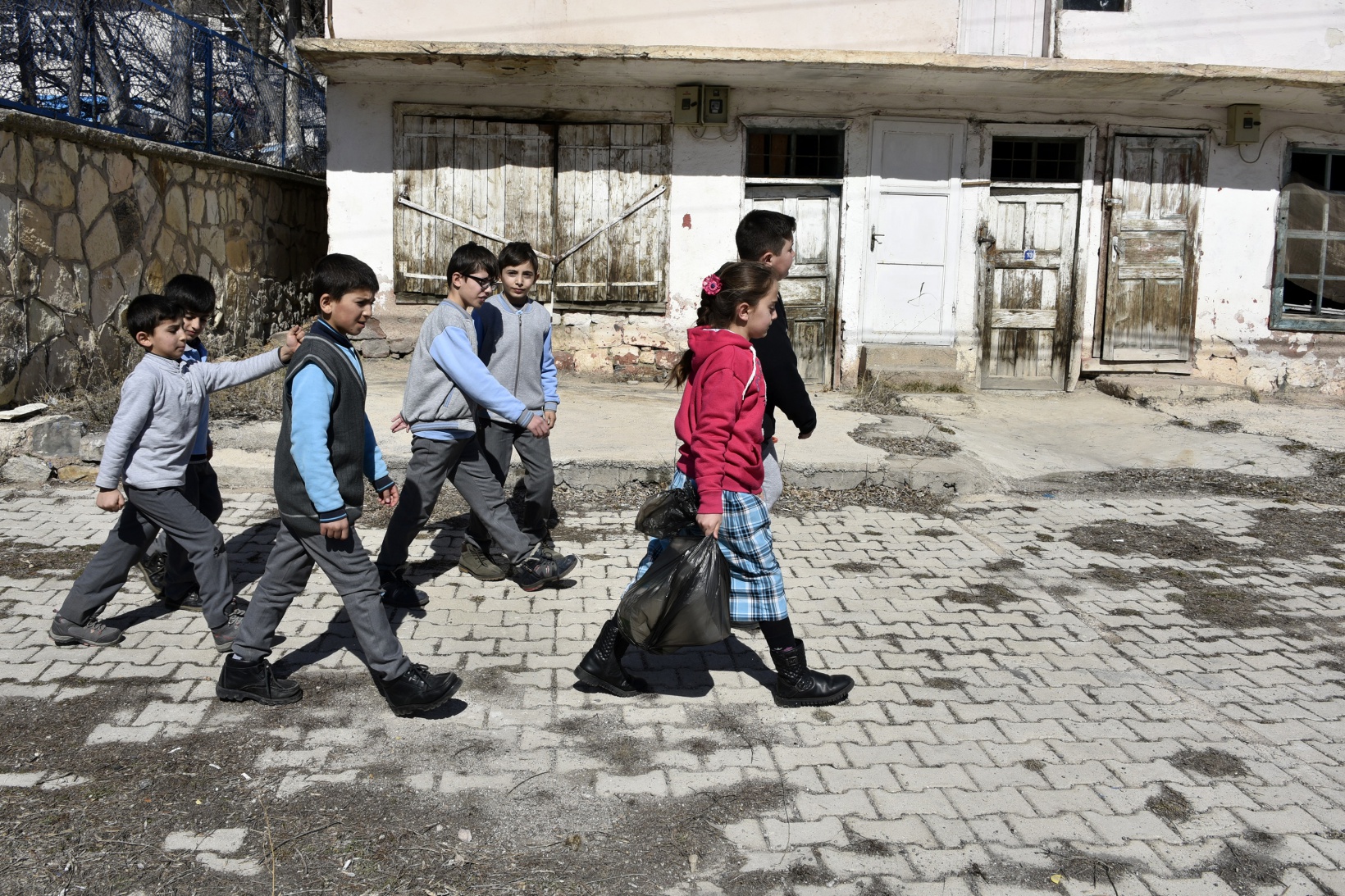 Bu köy okulunda artan yemekler sokak hayvanlarının 7