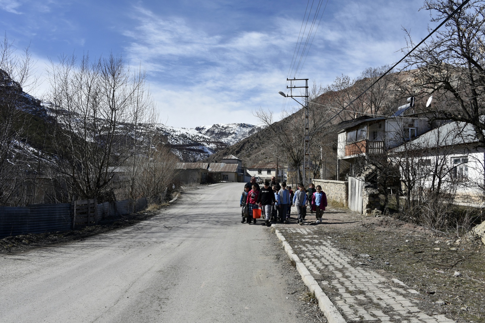 Bu köy okulunda artan yemekler sokak hayvanlarının 10