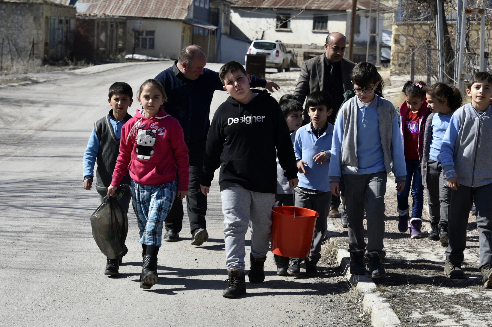 Bu köy okulunda artan yemekler sokak hayvanlarının 12