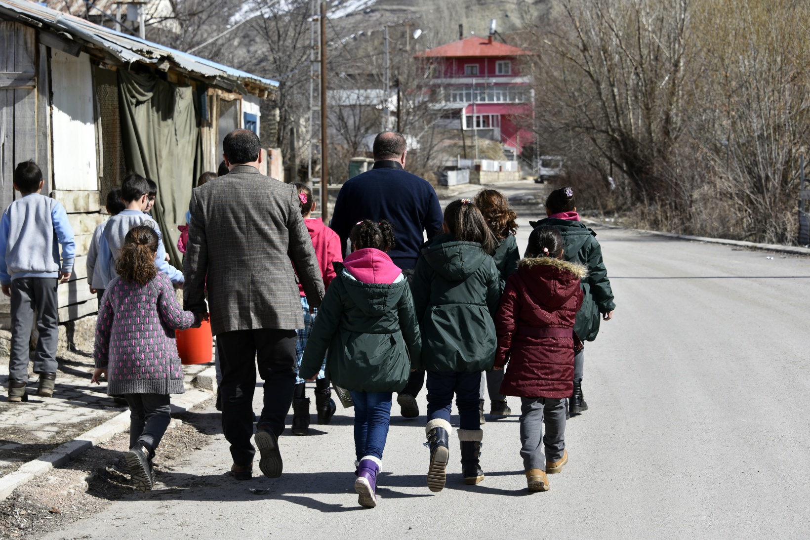 Bu köy okulunda artan yemekler sokak hayvanlarının 16