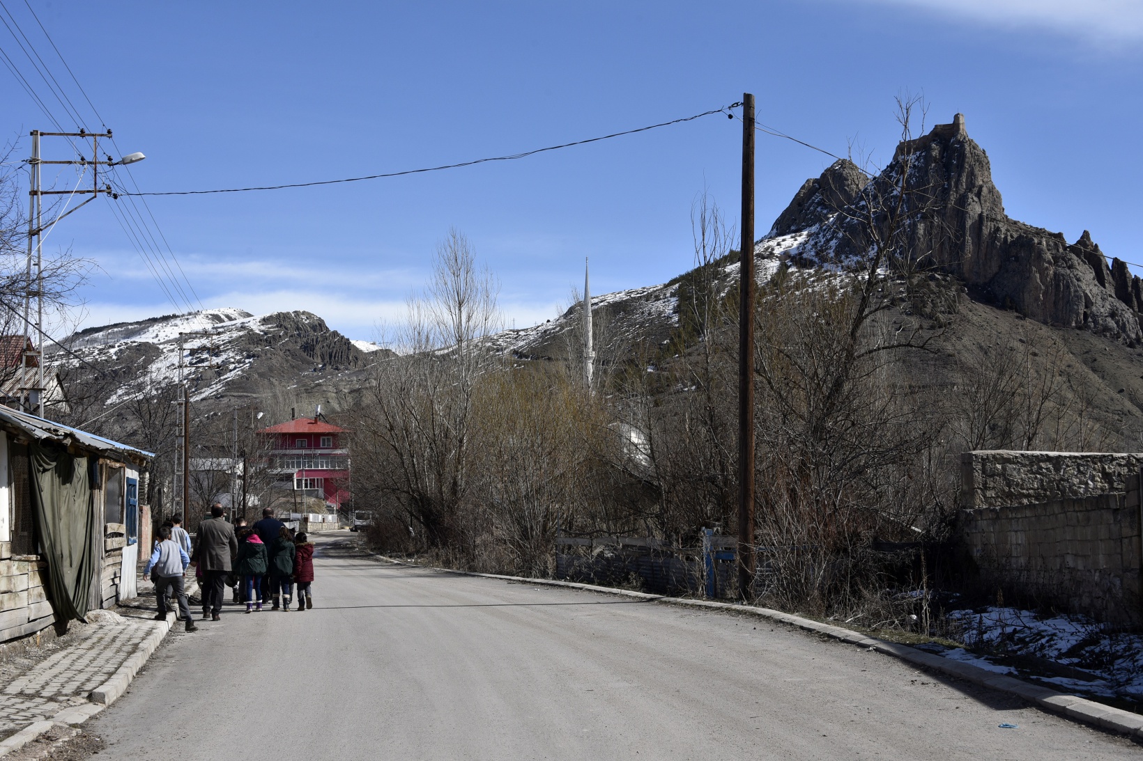 Bu köy okulunda artan yemekler sokak hayvanlarının 24