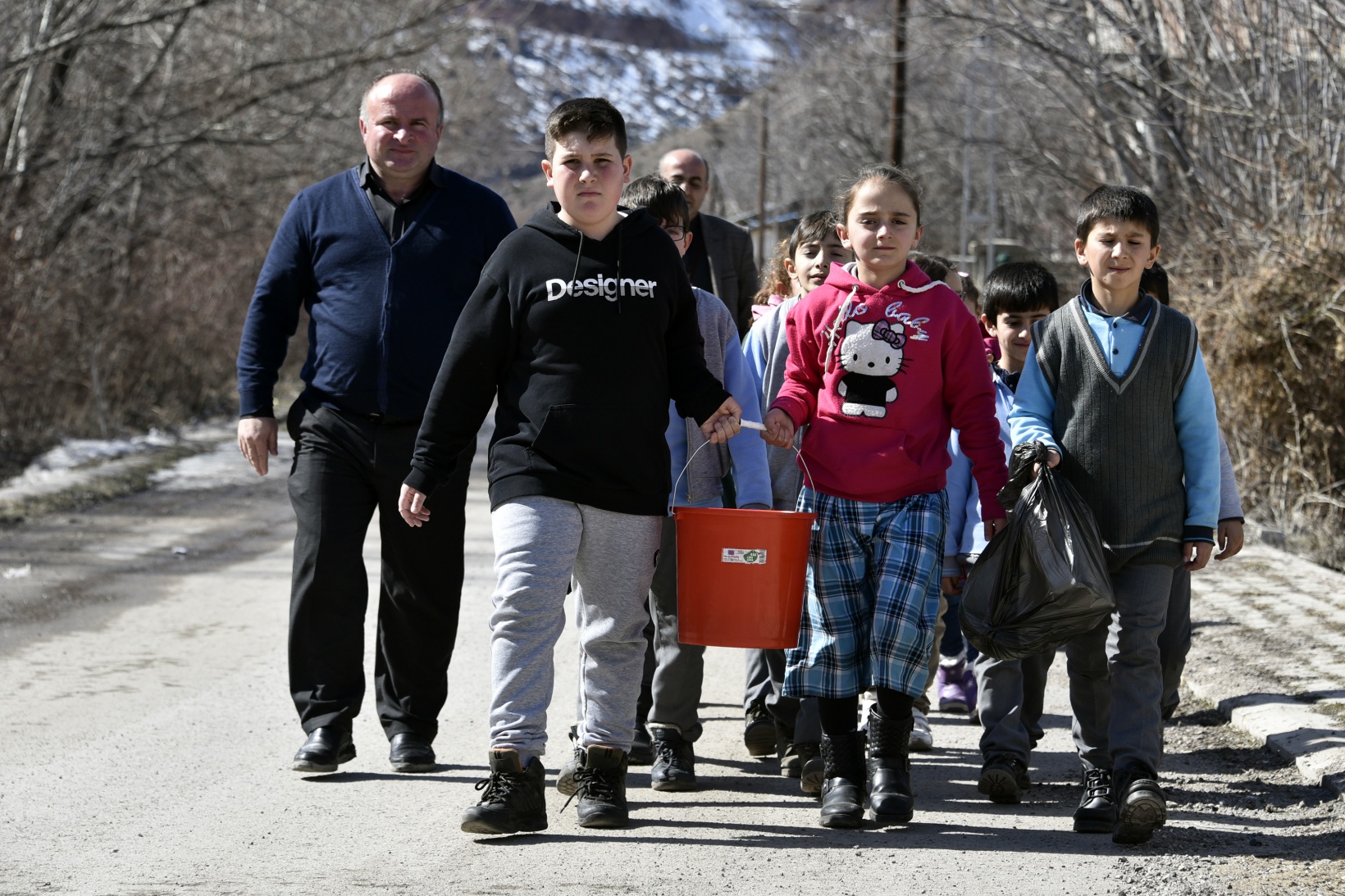 Bu köy okulunda artan yemekler sokak hayvanlarının 23