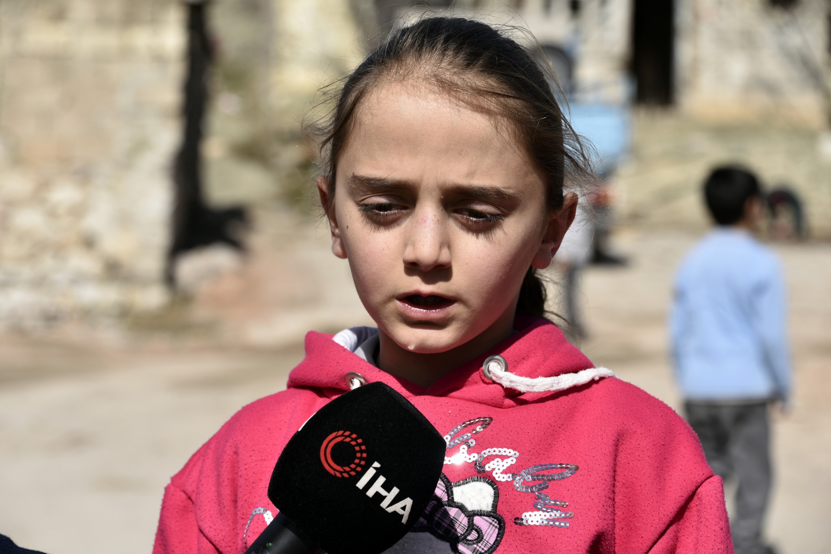 Bu köy okulunda artan yemekler sokak hayvanlarının 19