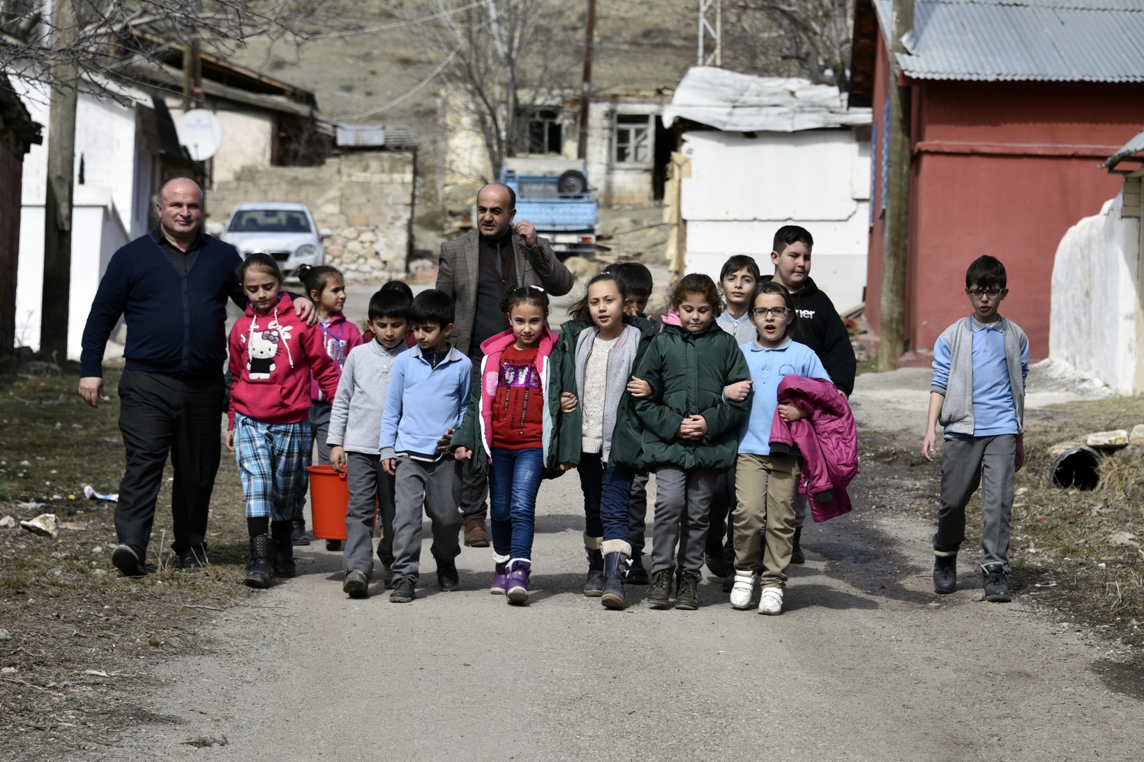 Bu köy okulunda artan yemekler sokak hayvanlarının 14