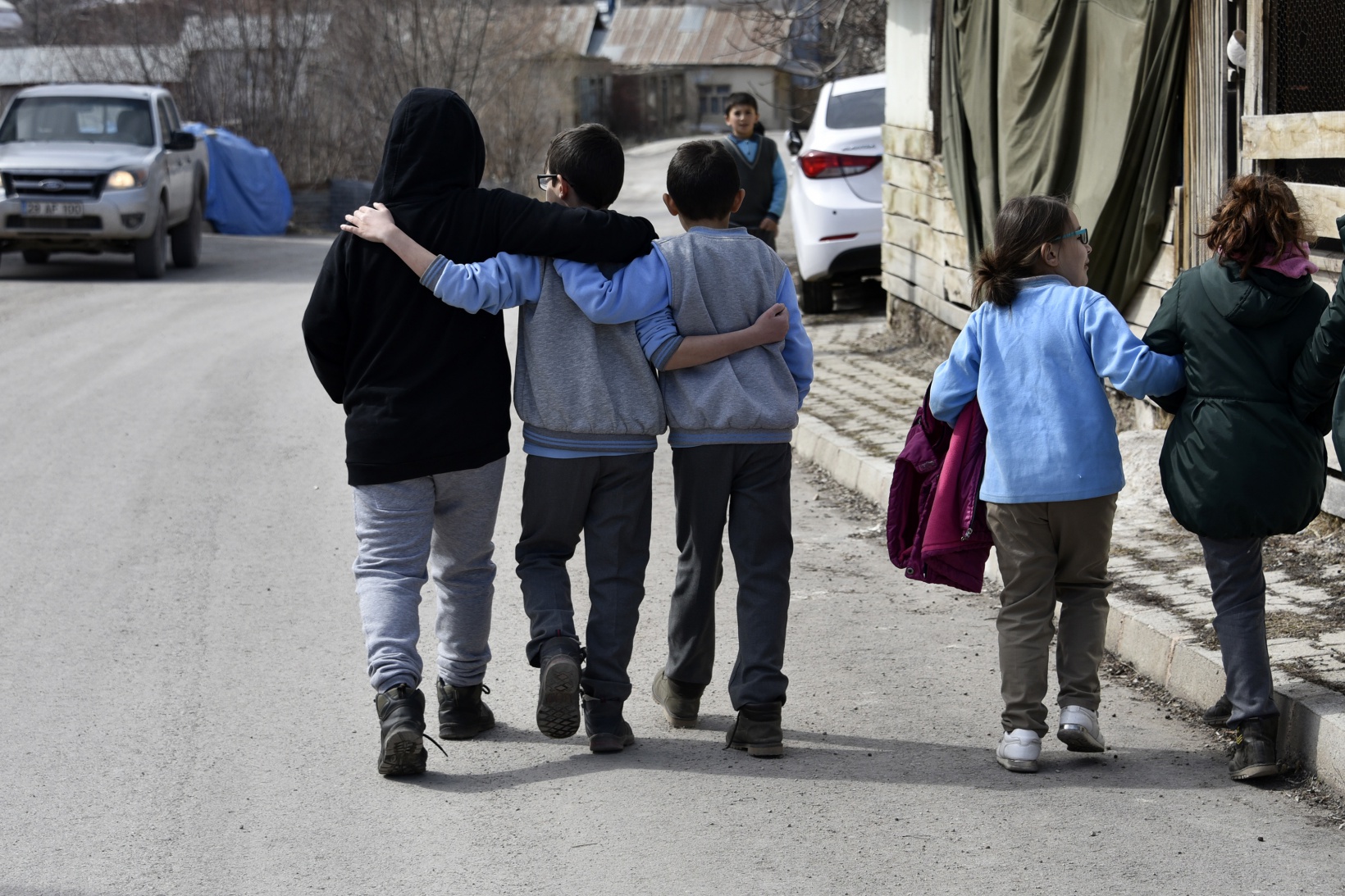 Bu köy okulunda artan yemekler sokak hayvanlarının 18