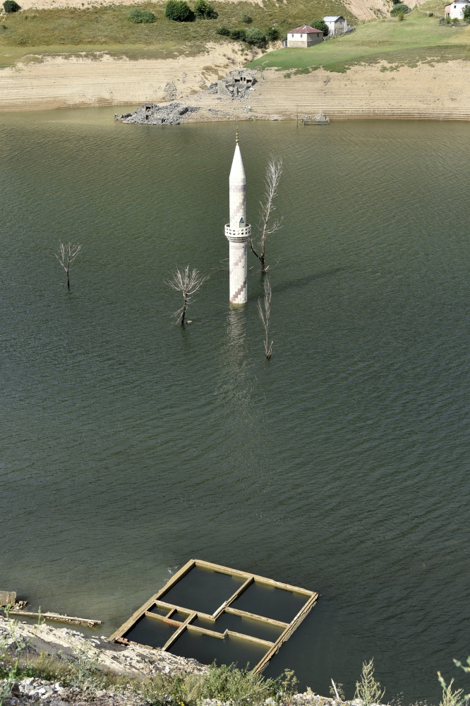 Baraj suları çekilince köy ortaya çıktı 2