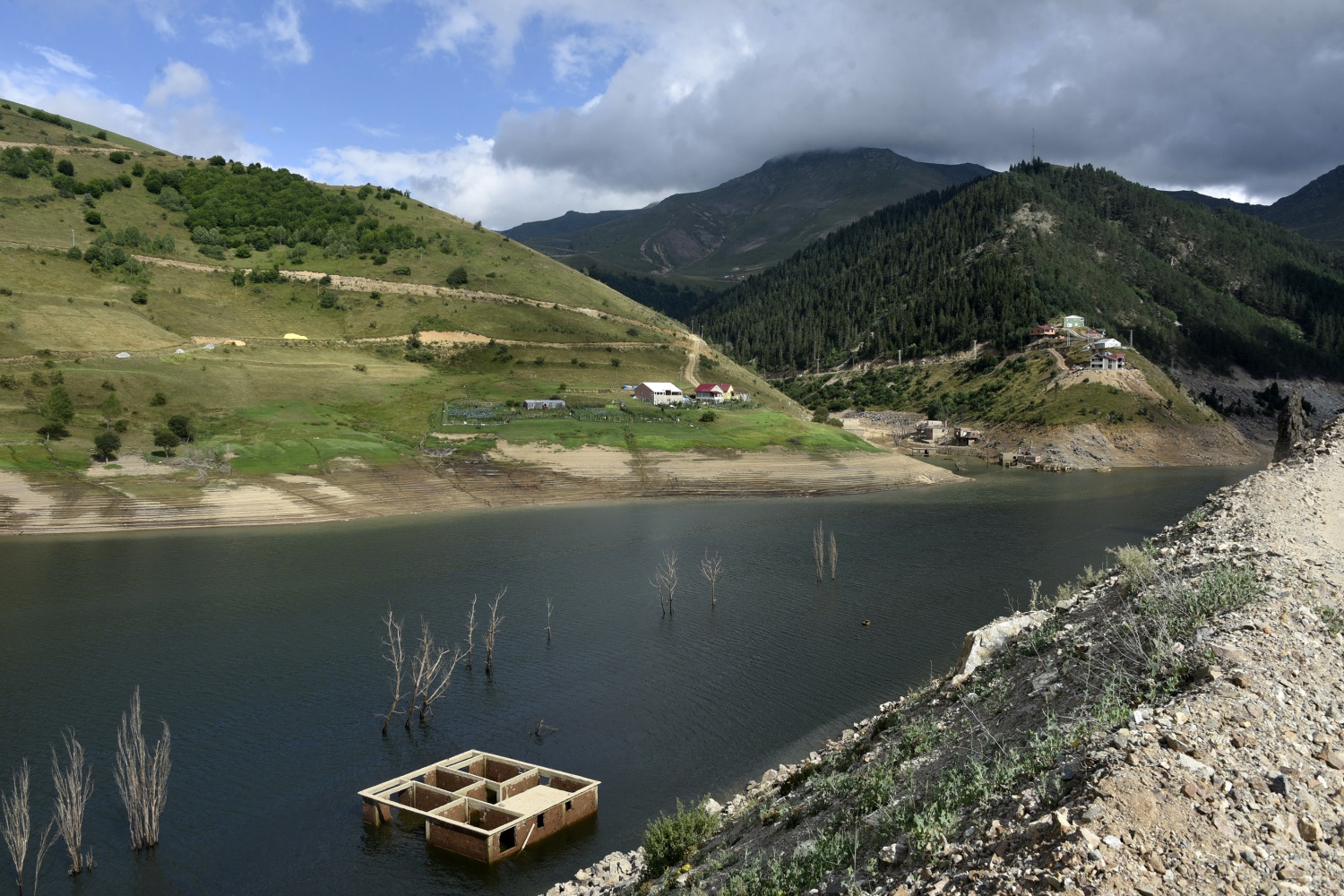 Baraj suları çekilince köy ortaya çıktı 3
