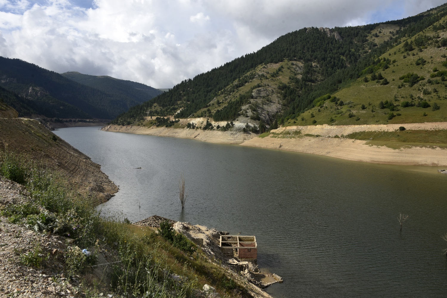 Baraj suları çekilince köy ortaya çıktı 6