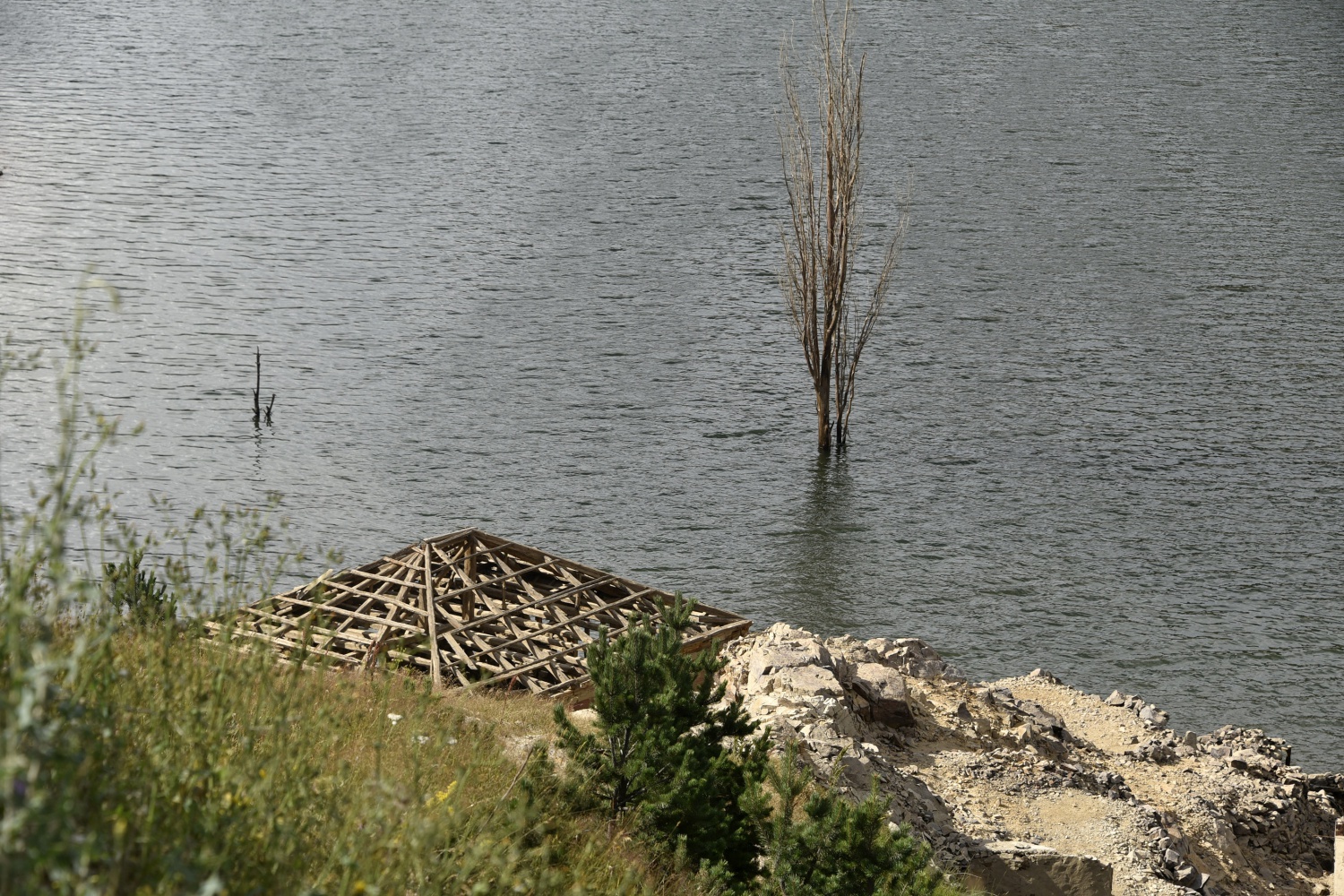 Baraj suları çekilince köy ortaya çıktı 7
