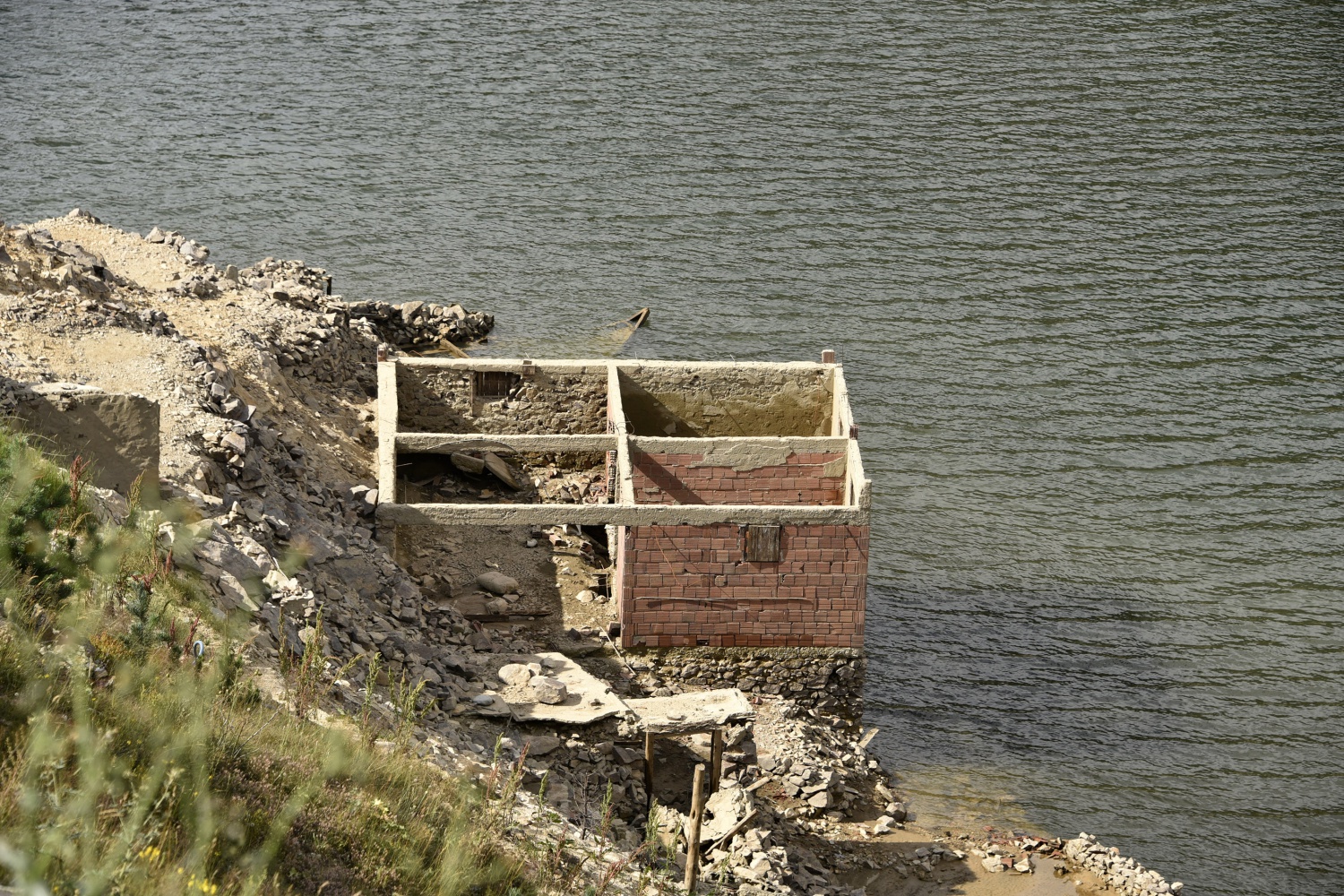 Baraj suları çekilince köy ortaya çıktı 9