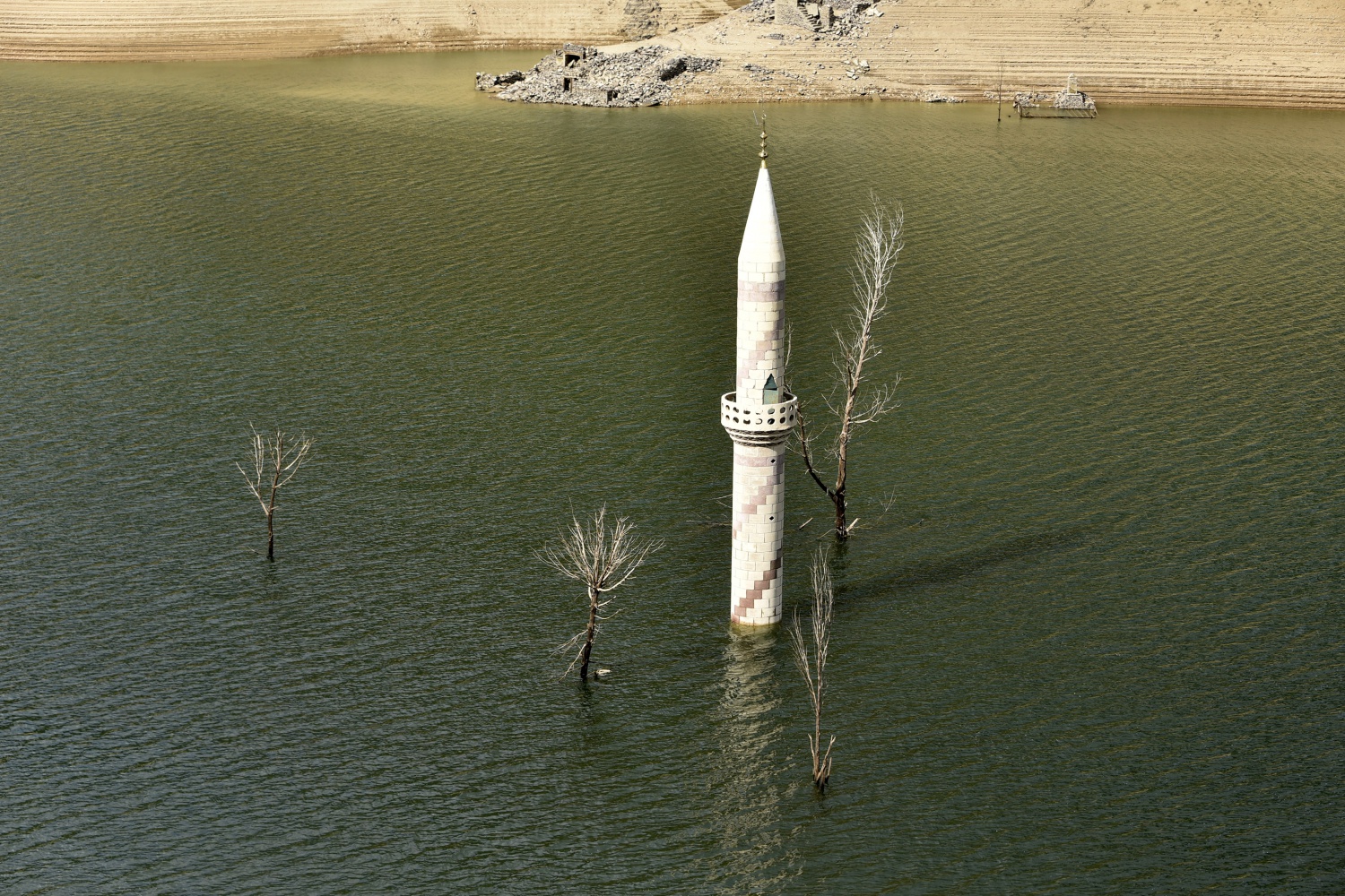 Baraj suları çekilince köy ortaya çıktı 18