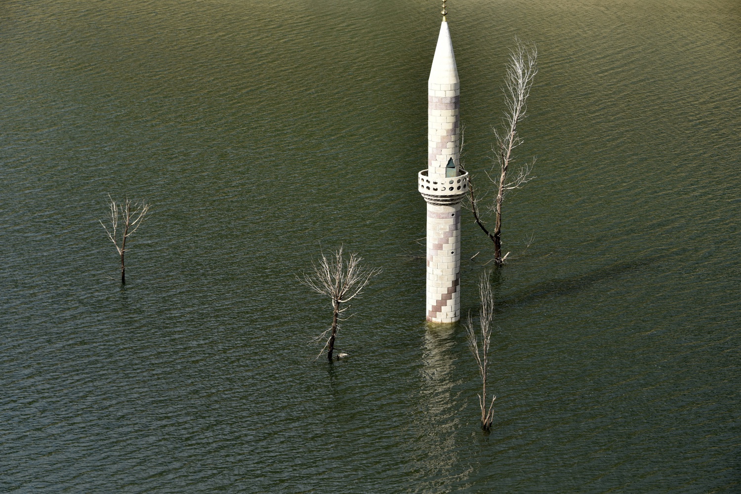 Baraj suları çekilince köy ortaya çıktı 8
