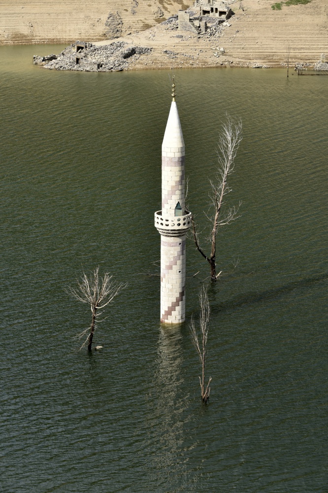 Baraj suları çekilince köy ortaya çıktı 12