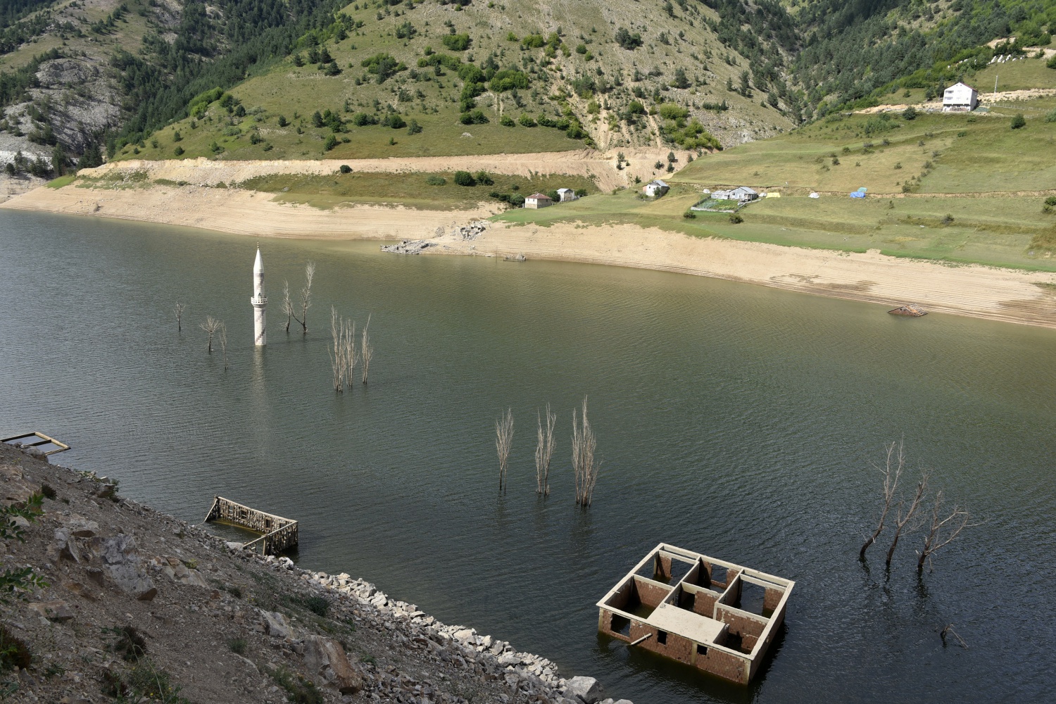 Baraj suları çekilince köy ortaya çıktı 13