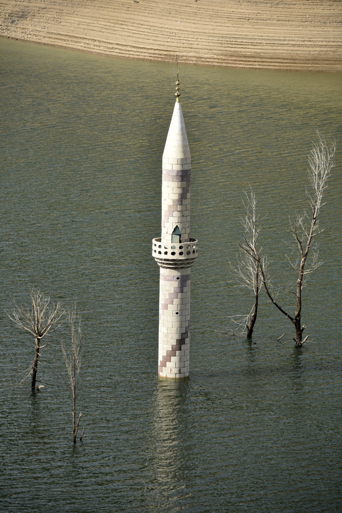 Baraj suları çekilince köy ortaya çıktı 15