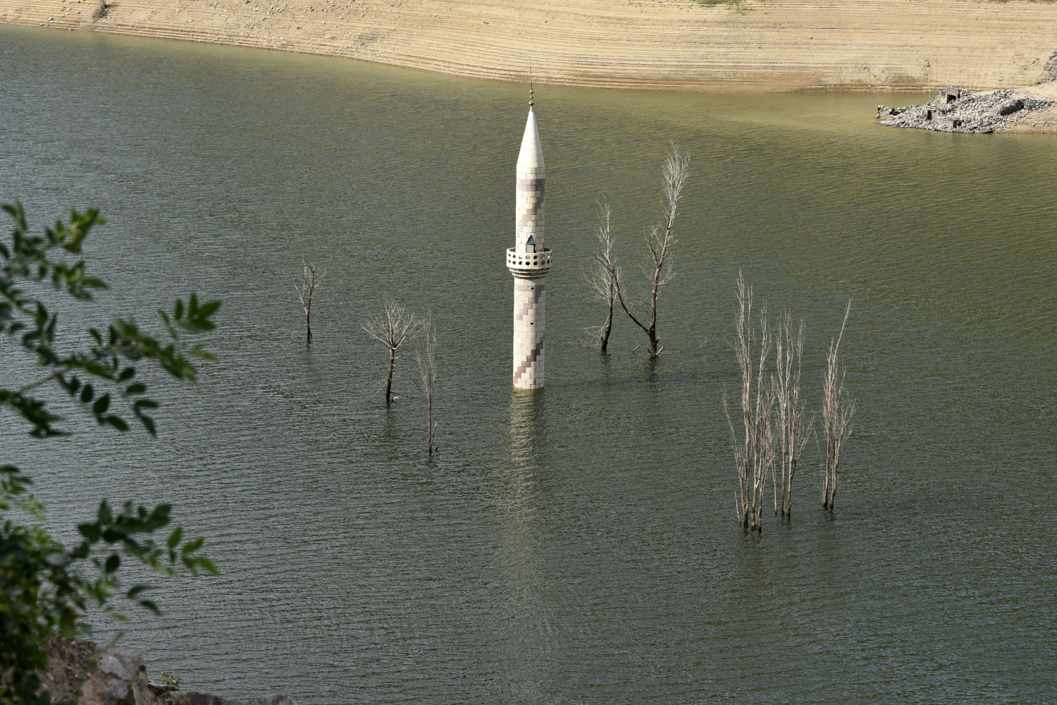 Baraj suları çekilince köy ortaya çıktı 19