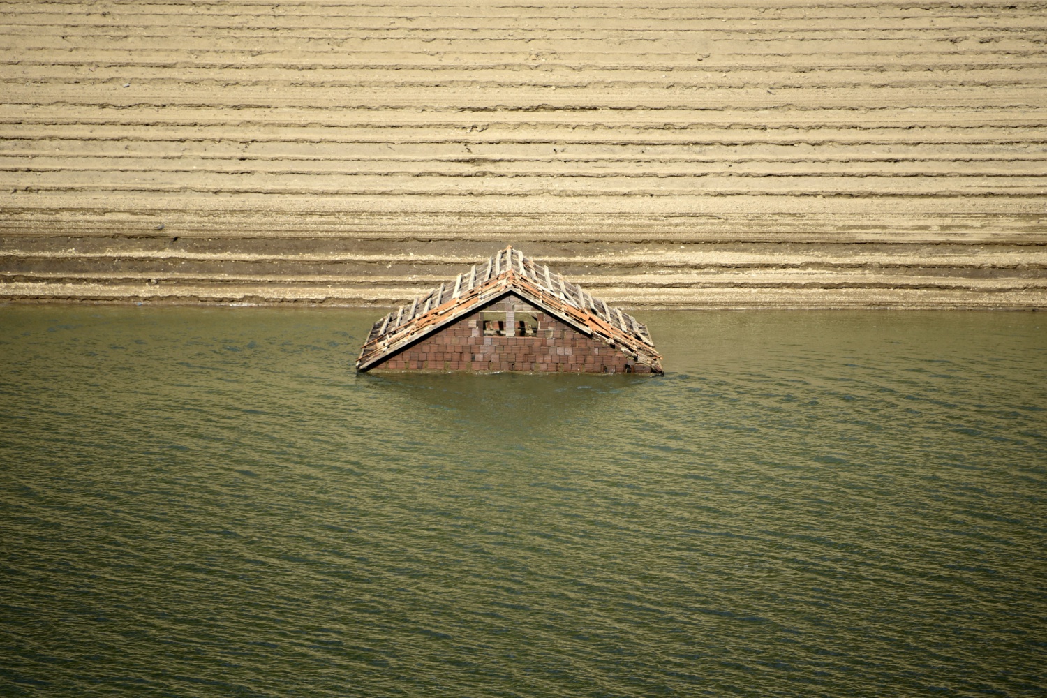 Baraj suları çekilince köy ortaya çıktı 17