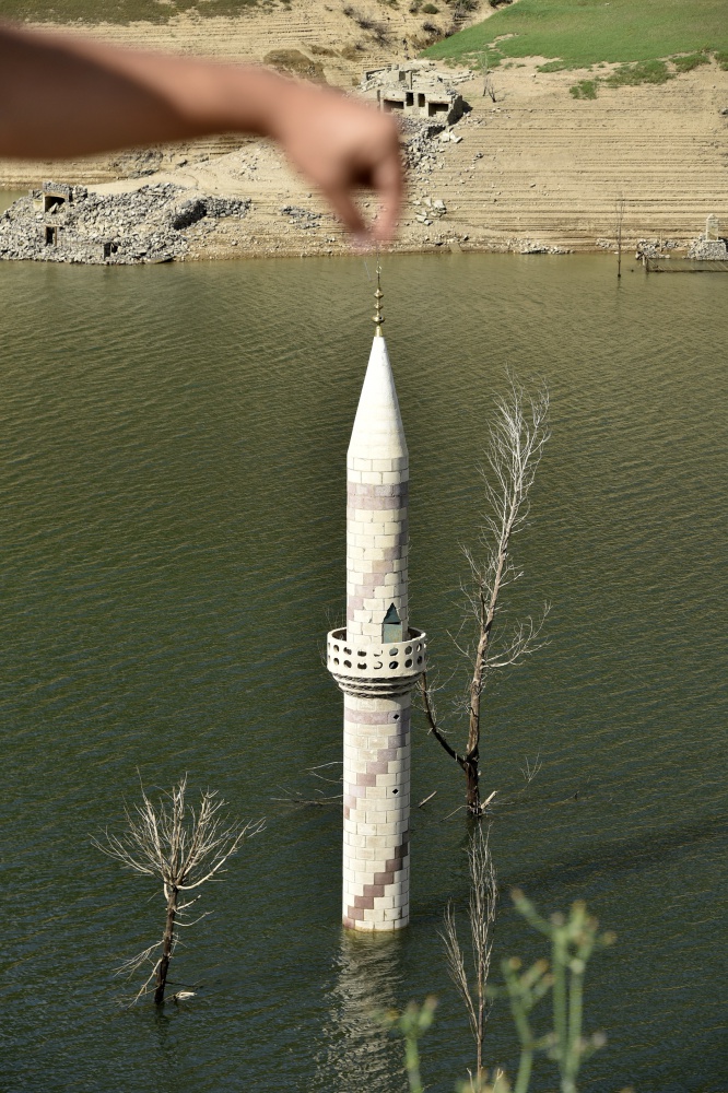 Baraj suları çekilince köy ortaya çıktı 21