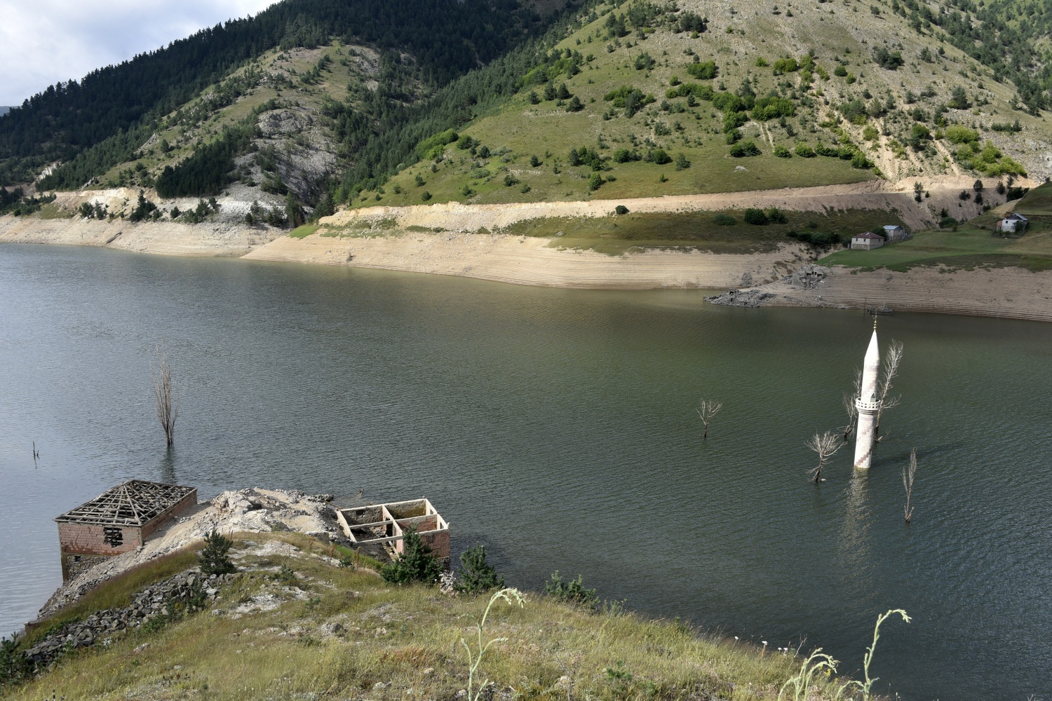 Baraj suları çekilince köy ortaya çıktı 20