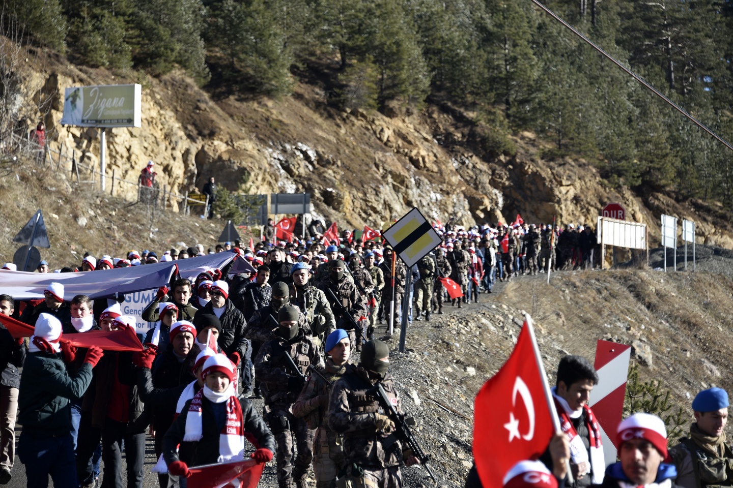 Gümüşhane, Zigana dağında eksi 4 derecede Sarıkamış şehitleri için yürüdü 2