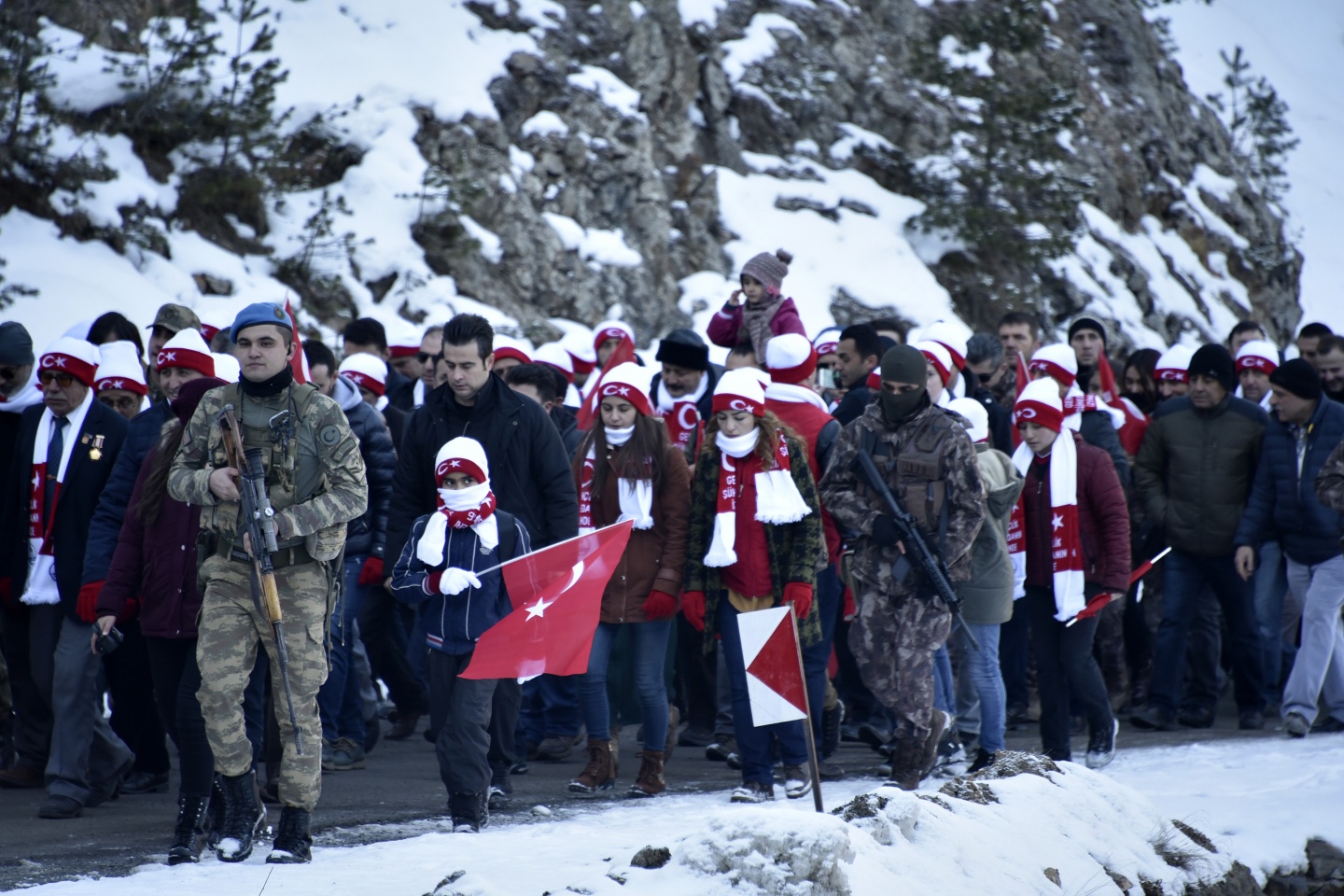 Gümüşhane, Zigana dağında eksi 4 derecede Sarıkamış şehitleri için yürüdü 14