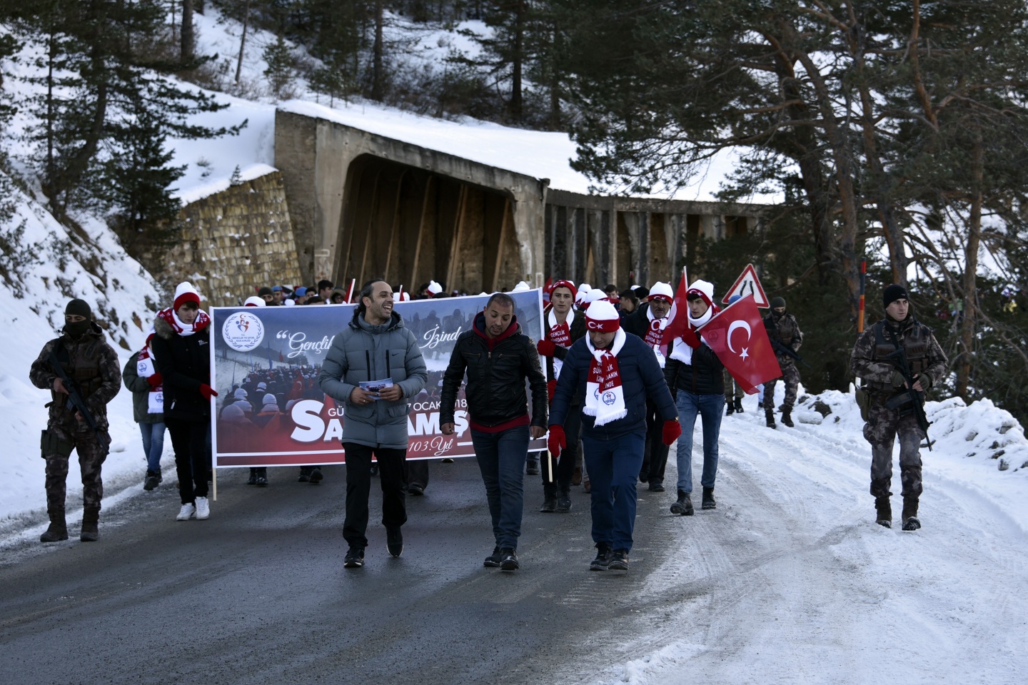 Gümüşhane, Zigana dağında eksi 4 derecede Sarıkamış şehitleri için yürüdü 16