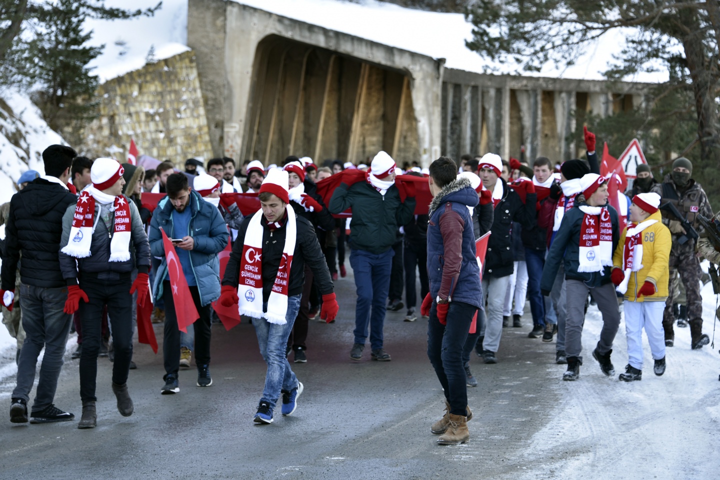Gümüşhane, Zigana dağında eksi 4 derecede Sarıkamış şehitleri için yürüdü 22