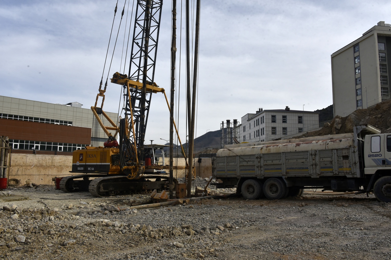 Yeni hastane için yerin 15 kat altına duvar yapılıyor 7