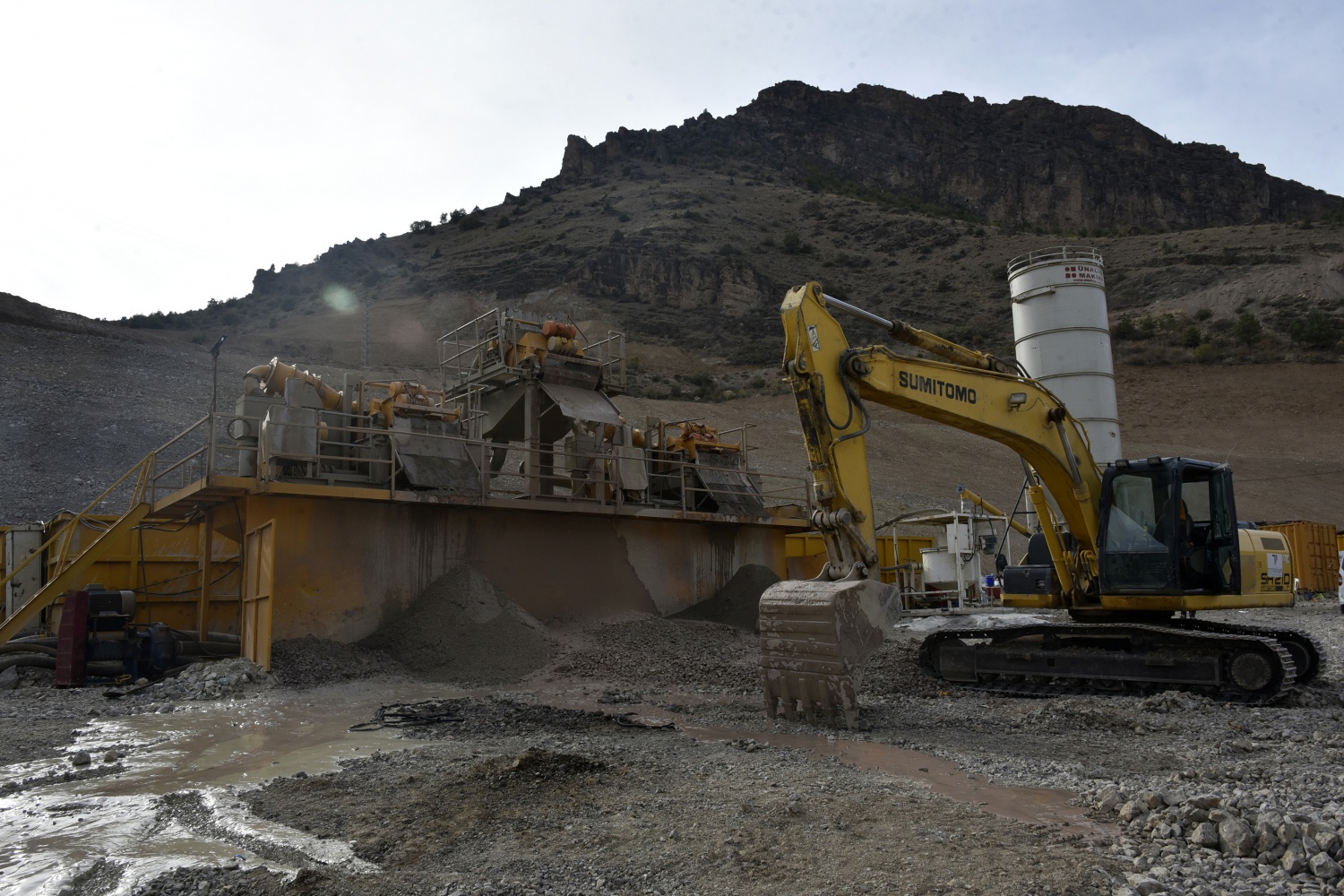 Yeni hastane için yerin 15 kat altına duvar yapılıyor 3