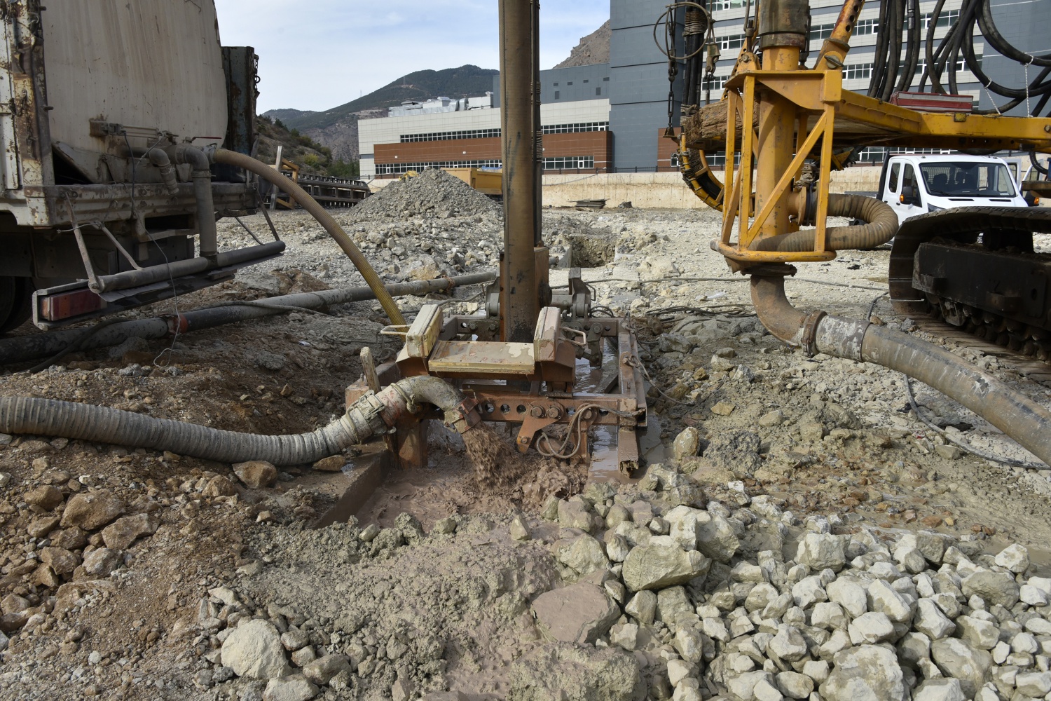 Yeni hastane için yerin 15 kat altına duvar yapılıyor 11