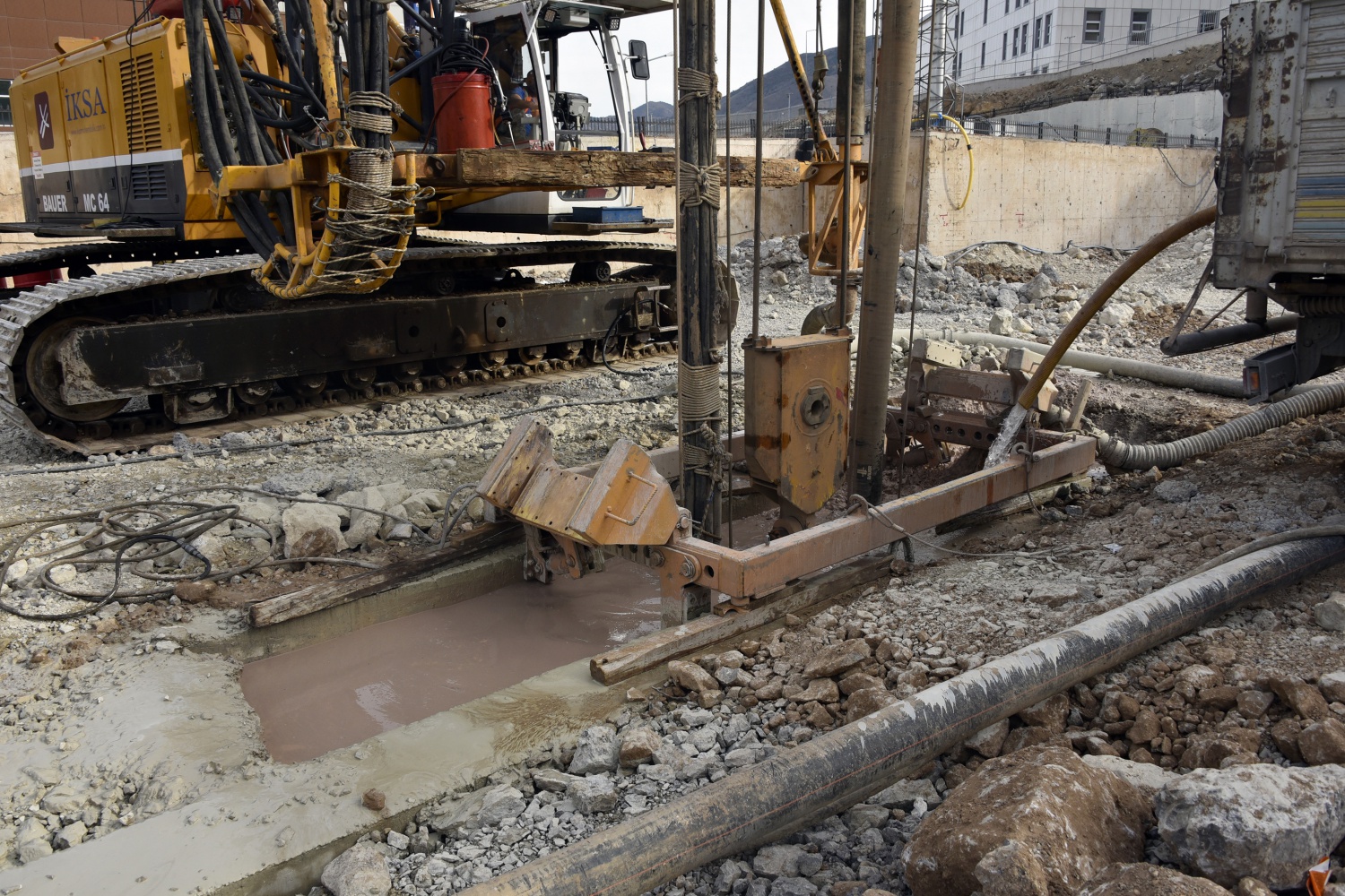 Yeni hastane için yerin 15 kat altına duvar yapılıyor 12