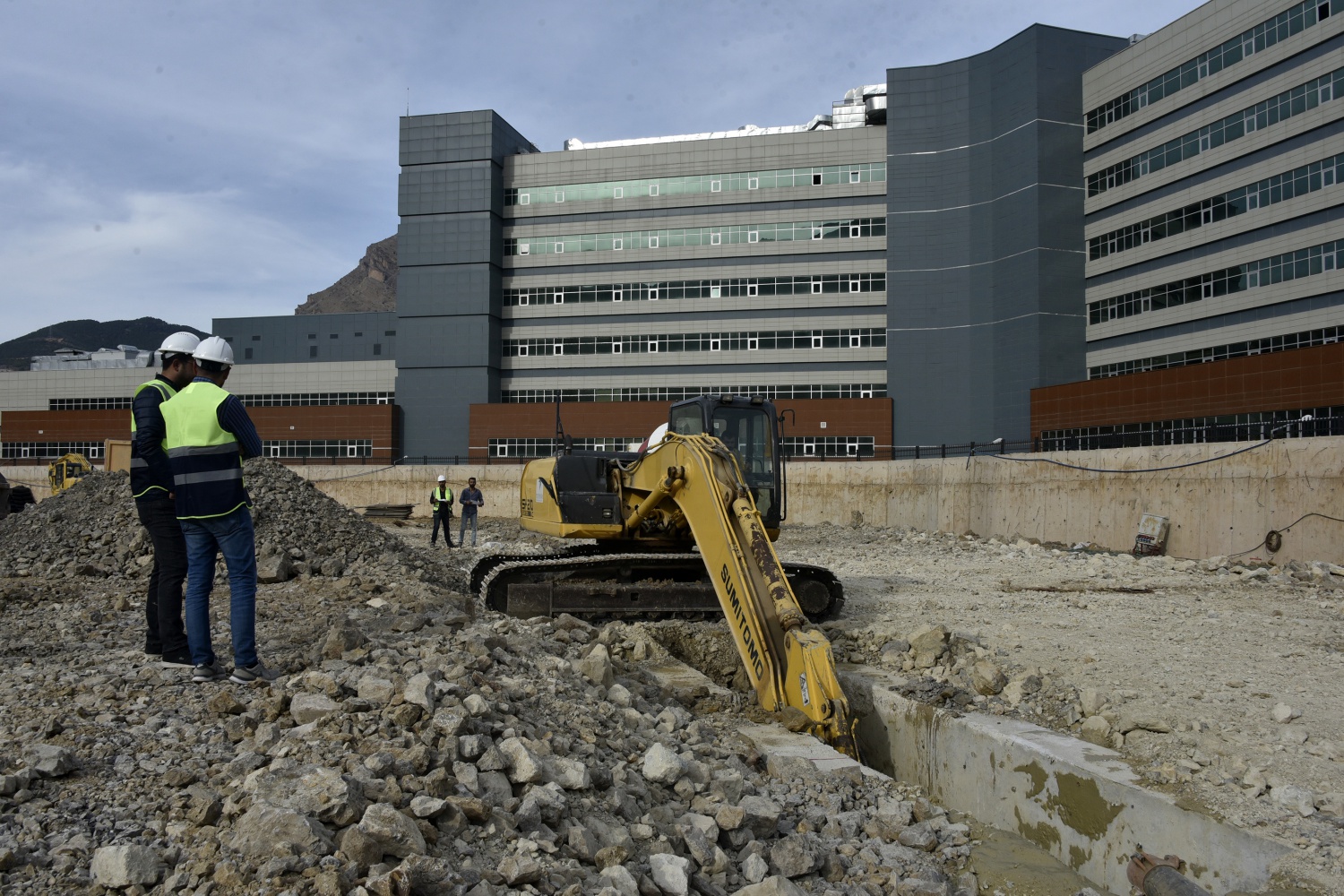 Yeni hastane için yerin 15 kat altına duvar yapılıyor 9