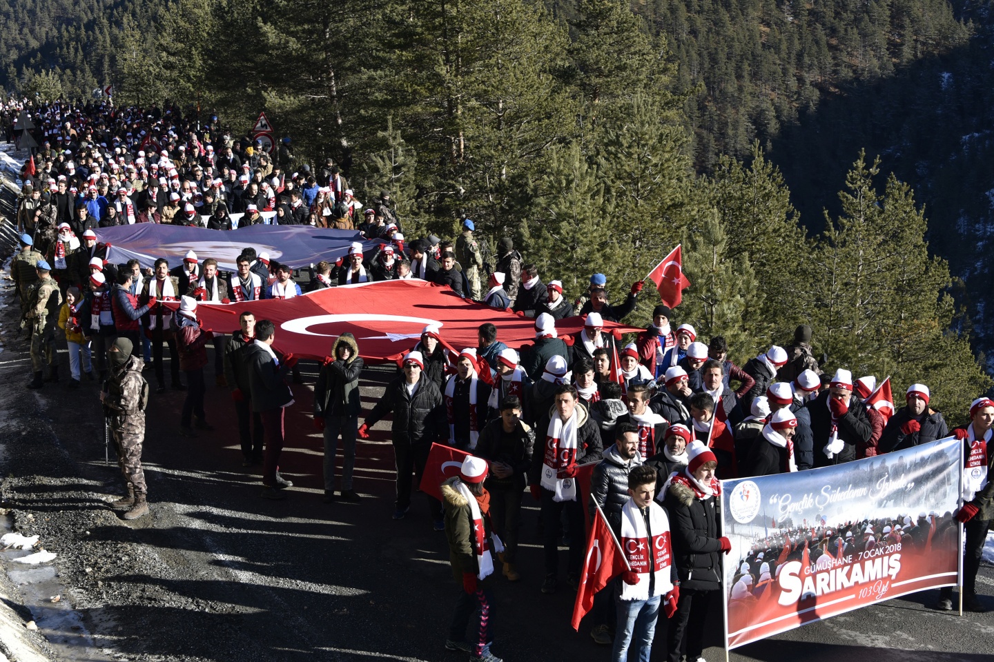 Gümüşhane, Zigana dağında eksi 4 derecede Sarıkamış şehitleri için yürüdü 26