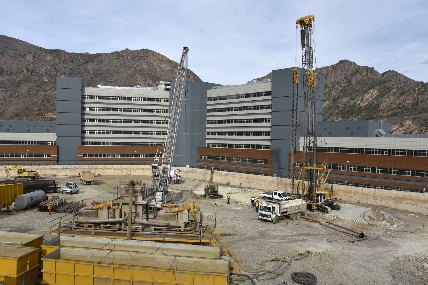 Yeni hastane için yerin 15 kat altına duvar yapılıyor 8