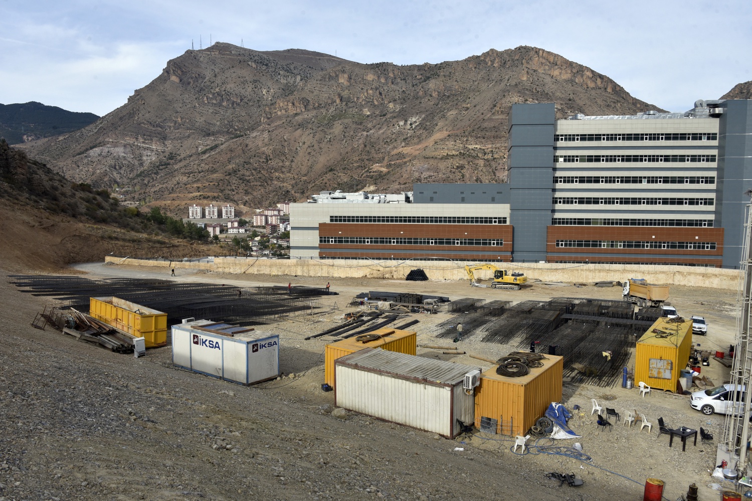 Yeni hastane için yerin 15 kat altına duvar yapılıyor 24