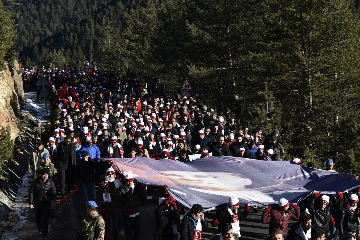 Gümüşhane, Zigana dağında eksi 4 derecede Sarıkamış şehitleri için yürüdü 27