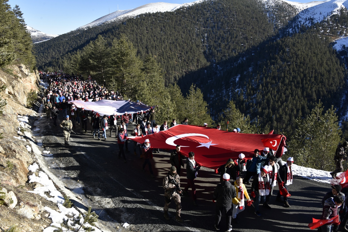 Gümüşhane, Zigana dağında eksi 4 derecede Sarıkamış şehitleri için yürüdü 36