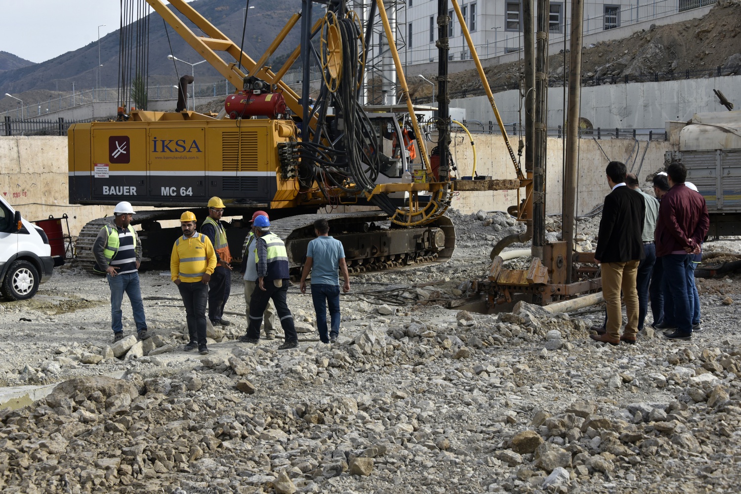 Yeni hastane için yerin 15 kat altına duvar yapılıyor 25