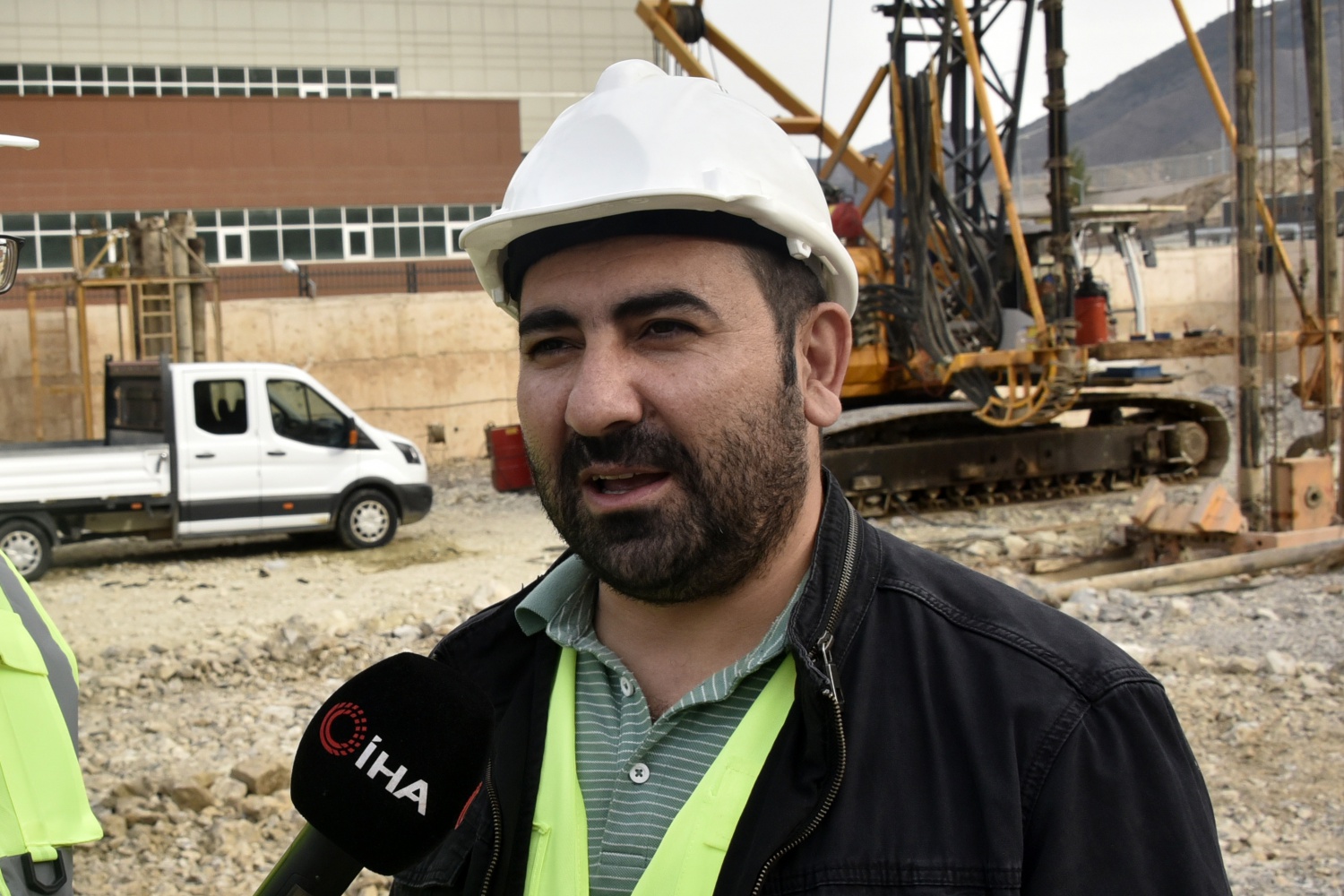 Yeni hastane için yerin 15 kat altına duvar yapılıyor 14