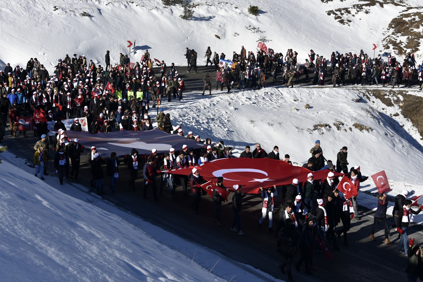 Gümüşhane, Zigana dağında eksi 4 derecede Sarıkamış şehitleri için yürüdü 40