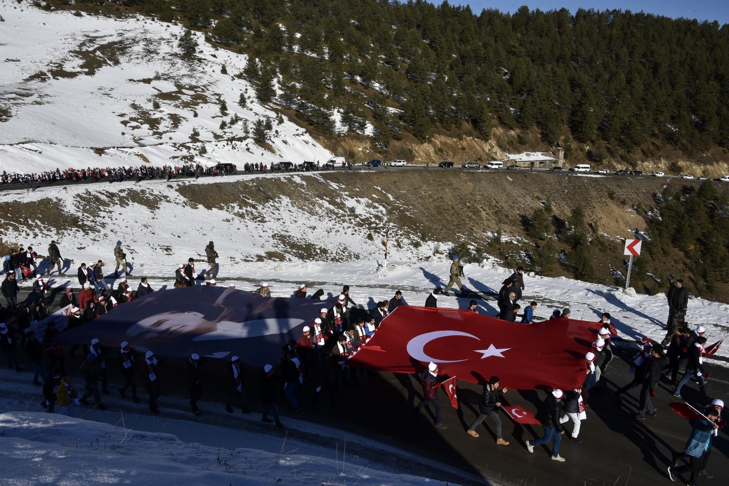 Gümüşhane, Zigana dağında eksi 4 derecede Sarıkamış şehitleri için yürüdü 37