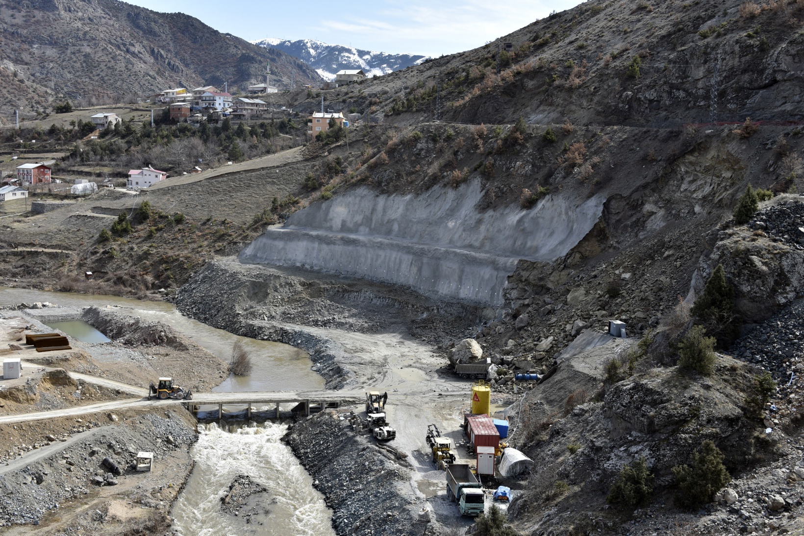 Gümüşhane’de dev kayalar kamyonu kağıt gibi ezdi 16